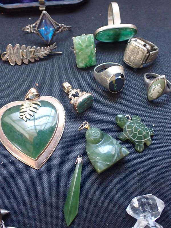 A COLLECTION OF NEW ZEALAND GREENSTONE JEWELLERY