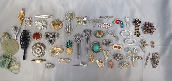 A QUANTITY OF BROOCHES