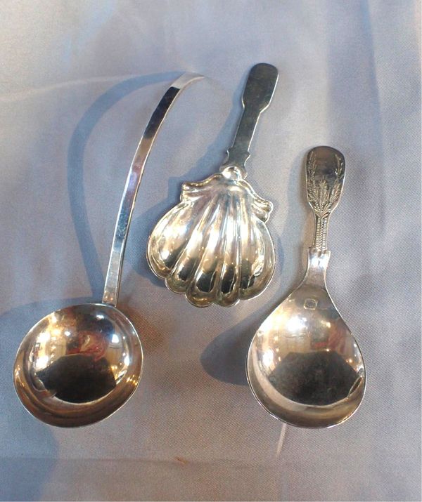 AN EDINBURGH HALLMARKED SILVER SMALL TODDY LADLE