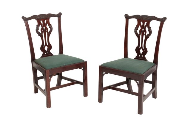 A SET OF FIVE MAHOGANY AND UPHOLSTERED DINING CHAIRS IN CHIPPENDALE STYLE,