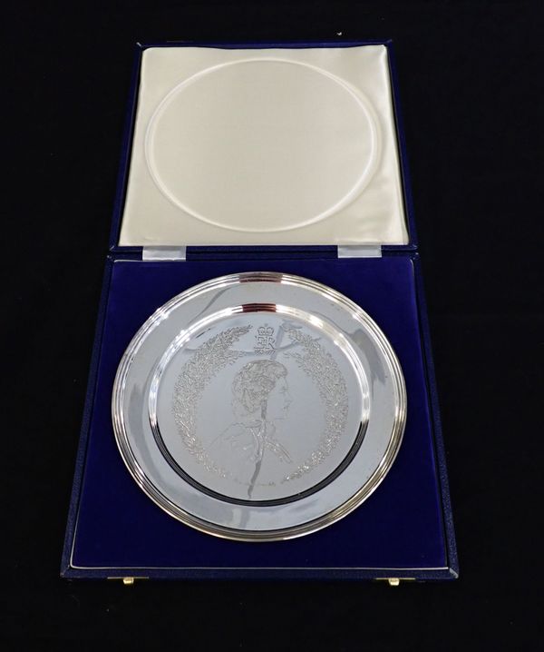 A ELIZABETH II 1977 JUBILEE SILVER COMMEMORATIVE PLATE