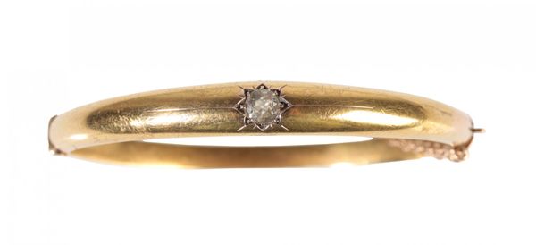 A GOLD AND DIAMOND BANGLE