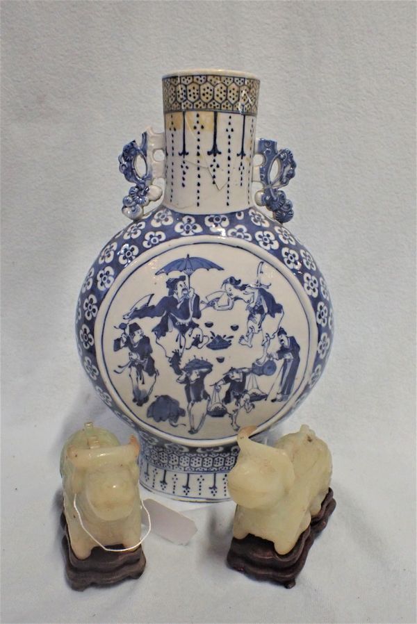 A PAIR OF CARVED JADE OXEN AND A CHINESE BLUE AND WHITE GLAZED MOONFLASK