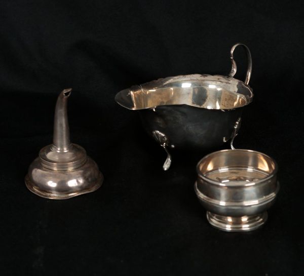 A SMALL QUANTITY OF SILVER ITEMS
