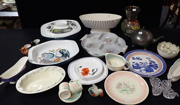 A COLLECTION OF POOLE AND SUSIE COOPER TABLEWARE