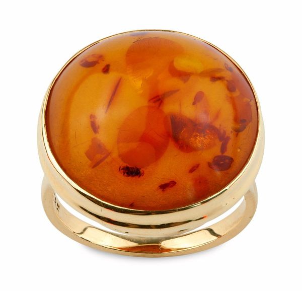 A LARGE AMBER DRESS RING