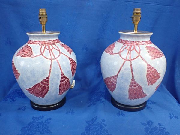 A PAIR OF CERAMIC TABLE LAMPS