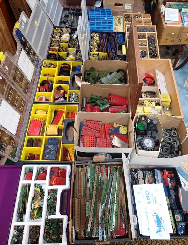 A LARGE QUANTITY OF MECCANO COMPONENTS