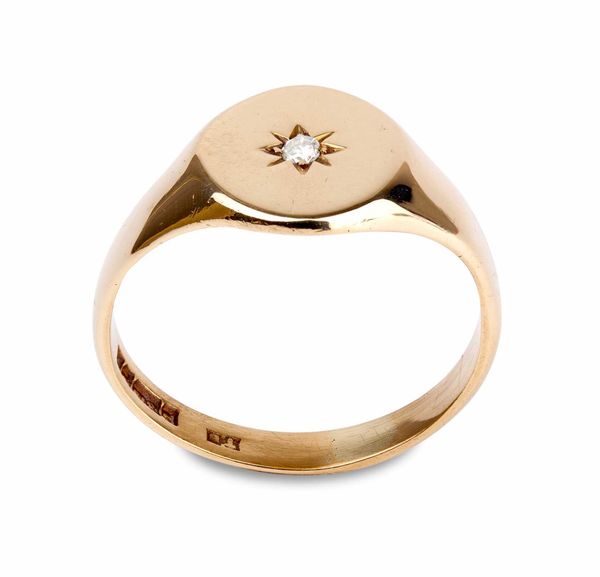 A GENTLEMAN'S 9CT YELLOW GOLD SIGNET RING