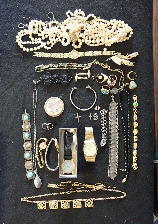 A COLLECTION OF JEWELLERY AND WATCHES