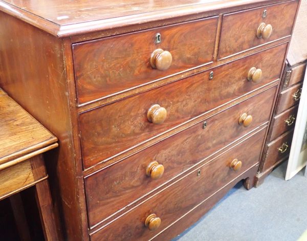 AN EARLY 19TH CENTURY MAHOGANY CHEST OF DRAWERS