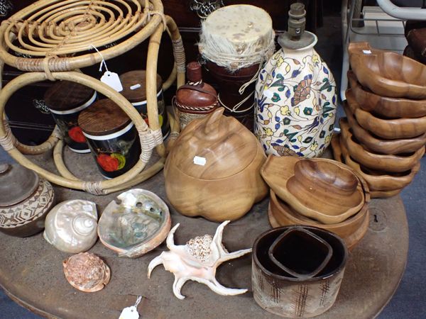 A SMALL RATTAN OCCASIONAL TABLE, SEASHELLS