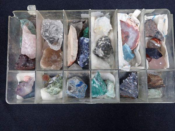 A SMALL QUANITITY OF MINERAL SPECIMENS