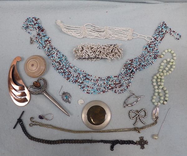 A COLLECTION OF COSTUME JEWELLERY