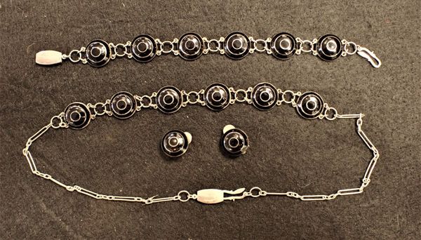 A BLACK STONE AND SILVER NECKLACE/BRACELET AND EARRING SET