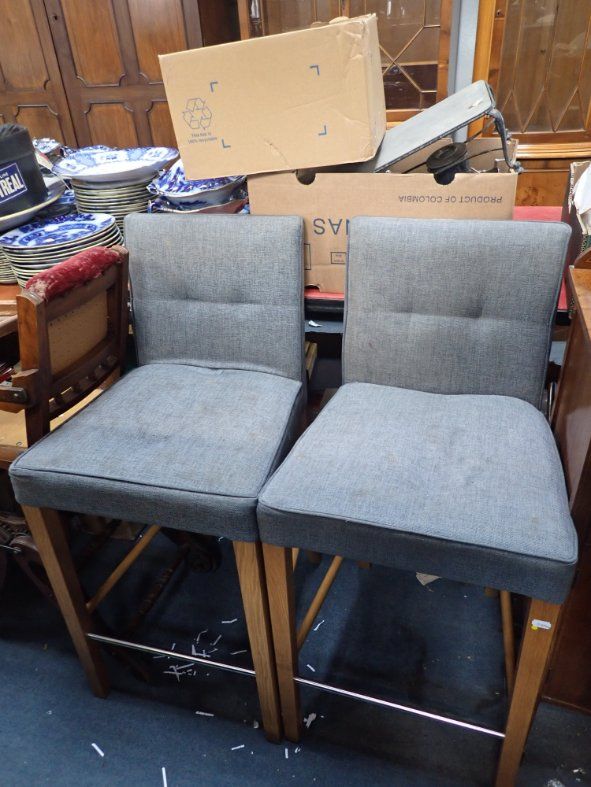 A PAIR OF CONTEMPORAY BAR STOOLS WITH GREY UPHOLSTERY