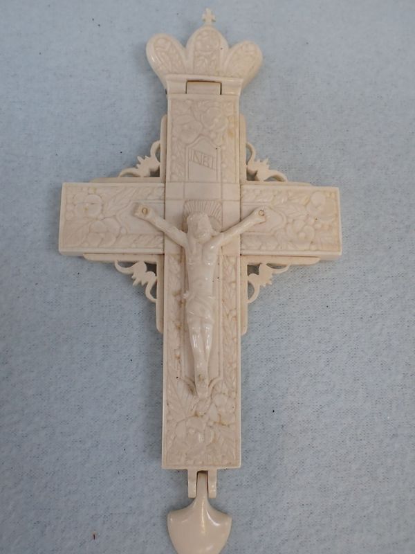 A 19TH CENTURY IVORY CRUCIFIX PENDANT