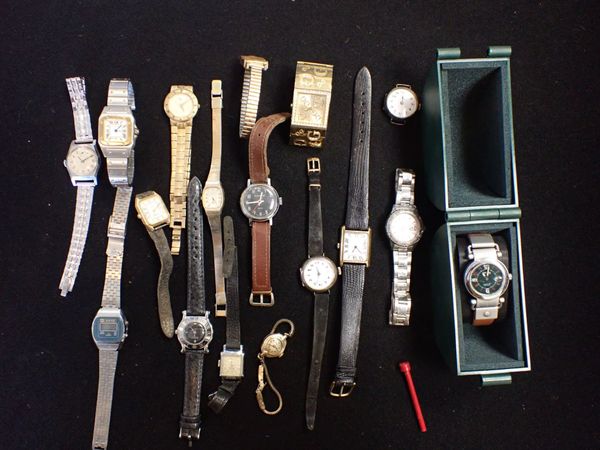 A QUANTITY OF LADY'S WRISTWATCHES