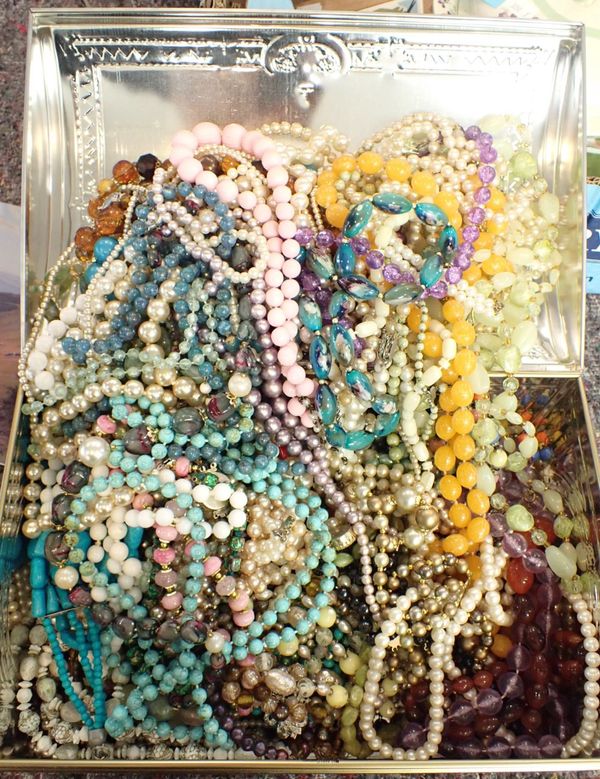 A COLLECTION OF COSTUME JEWELLERY