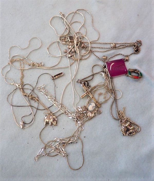 A COLLECTION OF SILVER AND WHITE METAL JEWELLERY