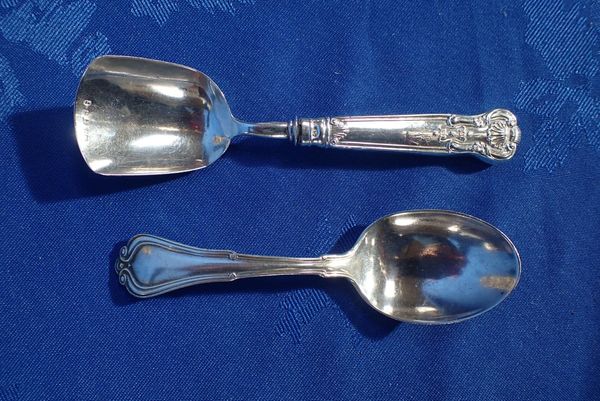 A GEORGE IV SILVER SUGAR SPOON BY JOHN THROPP