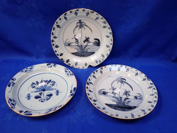 A PAIR OF 18TH CENTURY DELFT BLUE AND WHITE PLATES