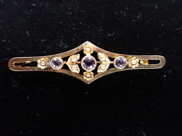 A 15CT GOLD VICTORIAN AMETHYST AND SEED PEARL BROOCH