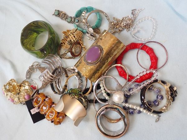 A COLLECTION OF COSTUME BANGLES