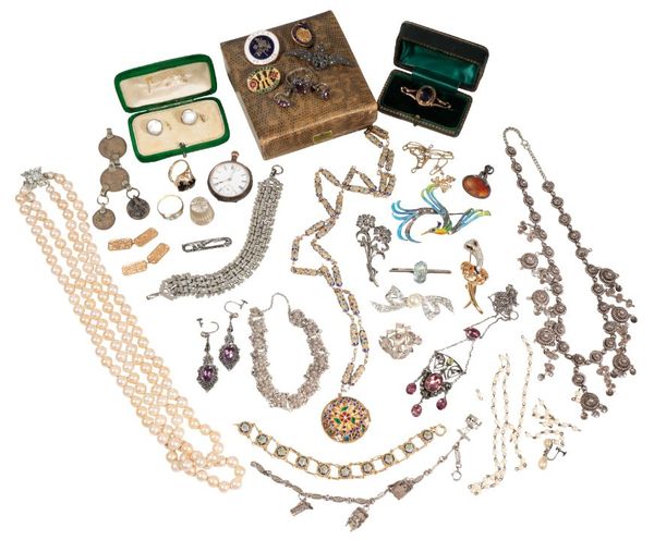 A COLLECTION OF JEWELLERY