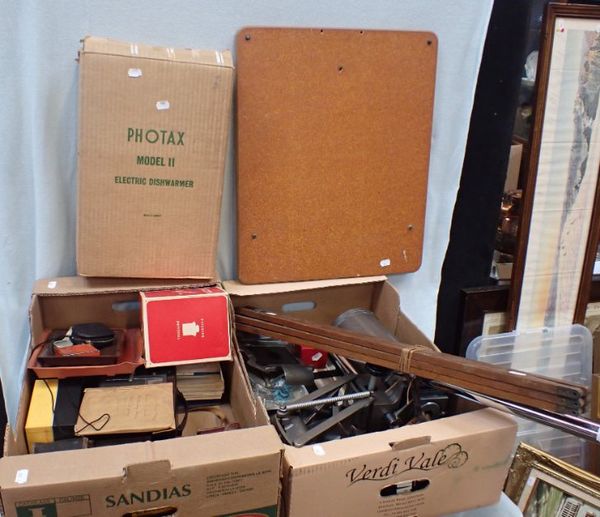 A COLLECION OF VINTAGE PHOTOGRAPHIC EQUIPMENT