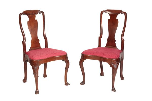 A PAIR OF QUEEN ANNE WALNUT SIDE CHAIRS,