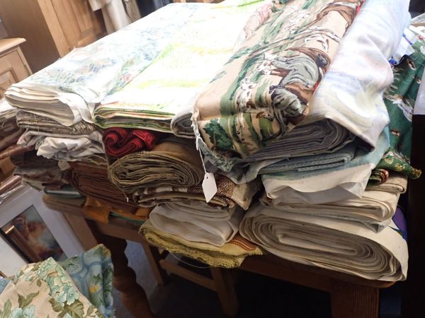 A LARGE QUANTITY OF VINTAGE AND RETRO FABRICS