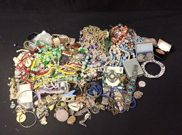 A QUANTITY OF COSTUME JEWELLERY