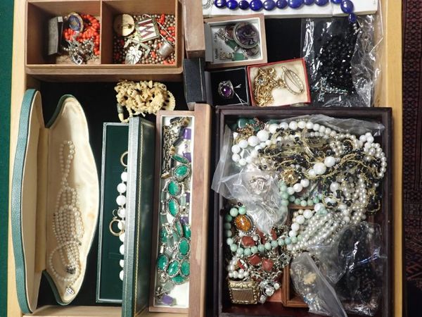 A COLLECTION OF COSTUME JEWELLERY