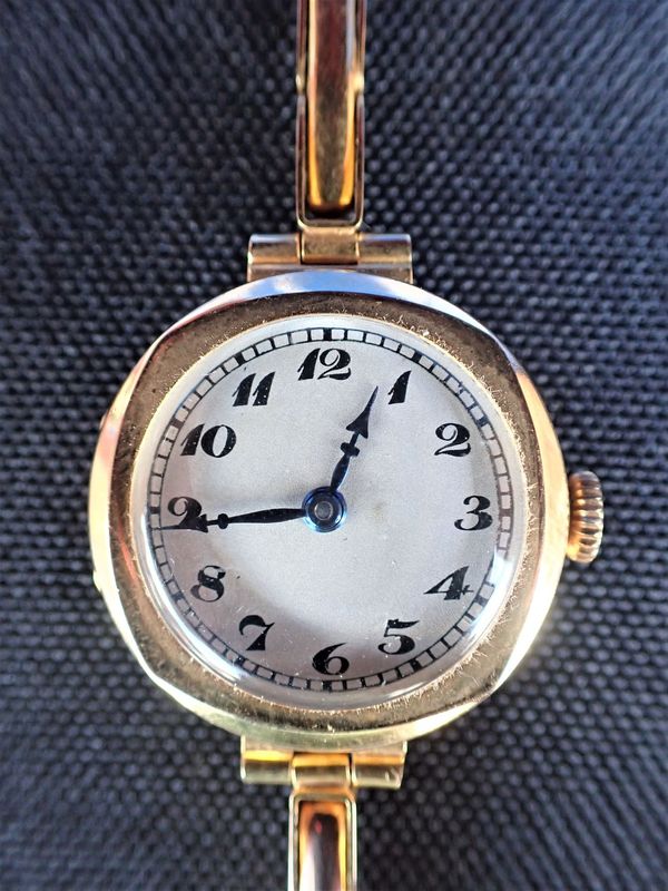 AN 18CT GOLD LADIES WRISWATCH