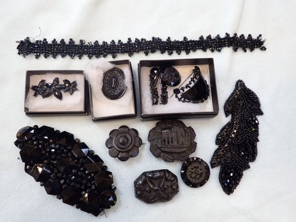 A COLLECTION OF BLACK JEWELLERY