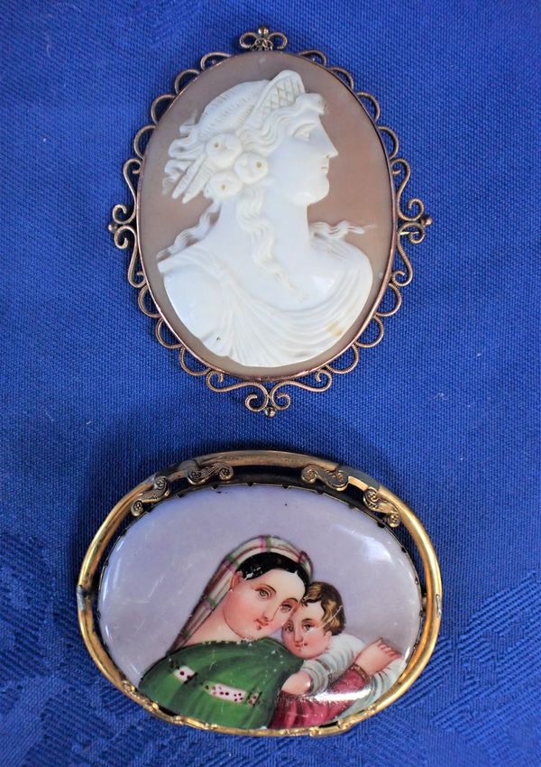 A LARGE CAMEO BROOCH, IN 9CT MOUNT