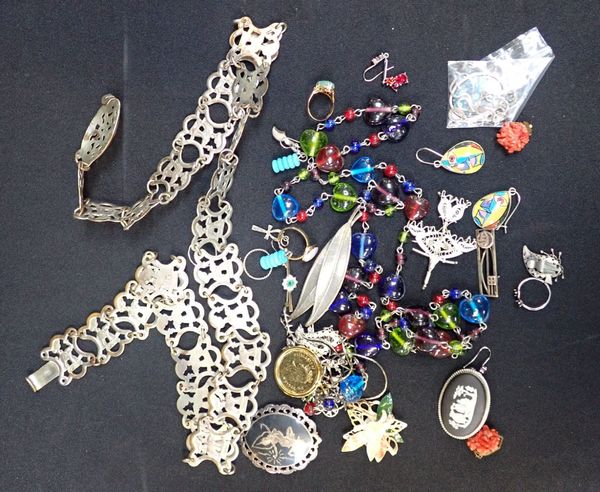 A COLLECTION OF JEWELLERY