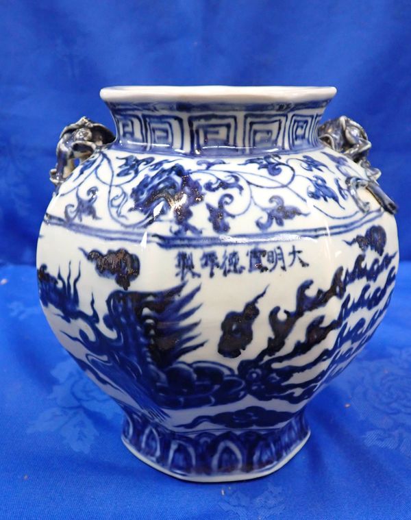 A BLUE AND WHITE CHINESE HEXAGONAL POT