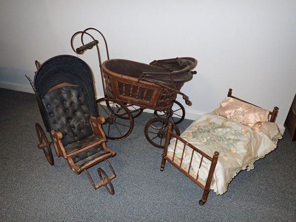 A VICTORIAN STYLE CHILD'S BABY  CARRIAGE