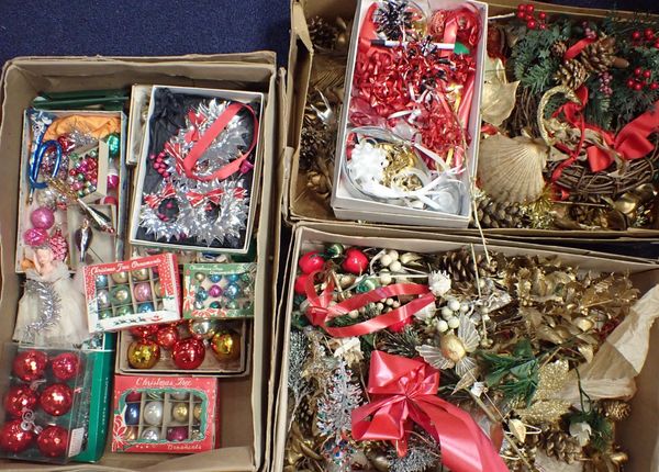 A QUANTITY OF CHRISTMAS DECORATIONS