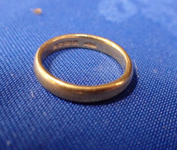 A 22CT GOLD WEDDING BAND