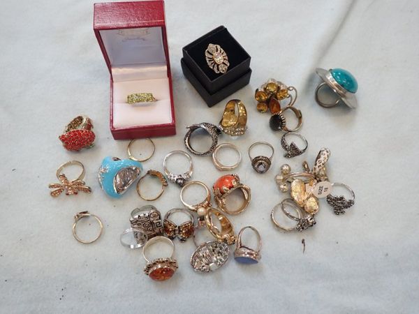 A COLLECTION OF COSTUME RINGS