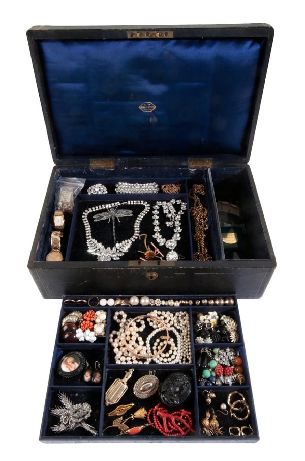 A COLLECTION OF JEWELLERY IN A LEATHER JEWELLERY CASE