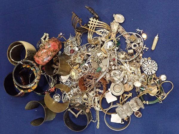 A COLLECTION OF WHITE METAL JEWELLERY