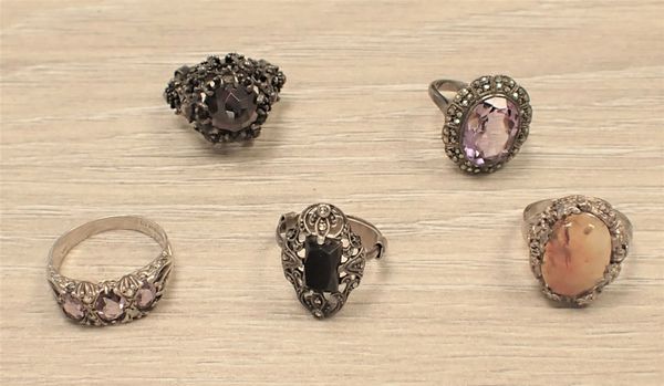 A COLLECTION OF DRESS RINGS