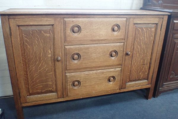 A EARLY 20TH CENTURY PALE OAK SIDEBOARD, IN THE STYLE OF HEALS