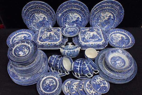 A QUANTITY OF WILLOW PATTERN WARE