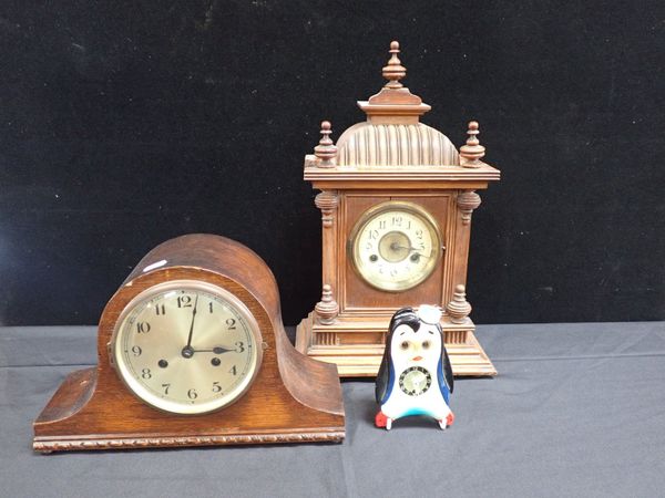 AN EDWARDIAN OAK CASED MANTEL CLOCK