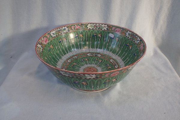 A LARGE CHINESE FAMILLE VERTE BOWL